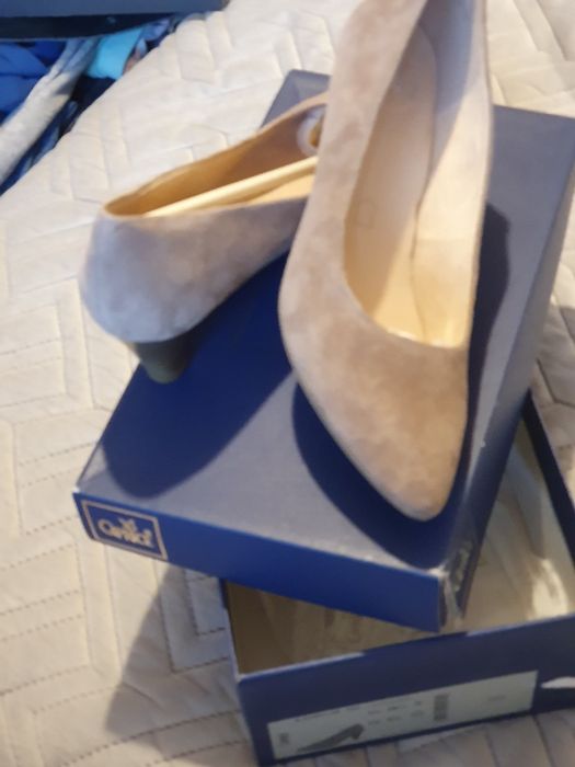 Pantofi din piele intoarsa nude