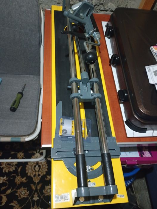 Vând mașină de tăiat faianță și gresie