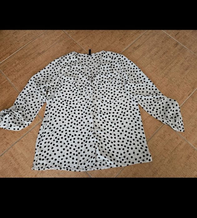 Lot 2 camasi de dama, marimea M, pret 40 lei ambele