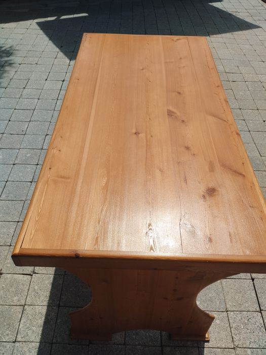 Деревянный стол .