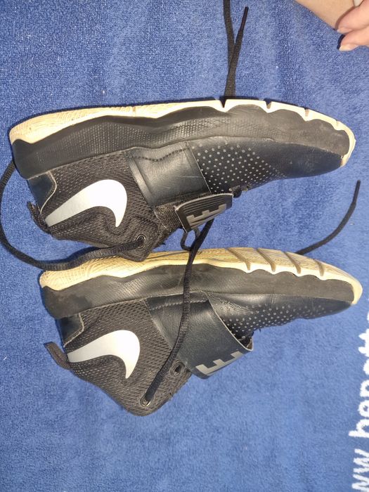 Adidasi Nike Team Hustle