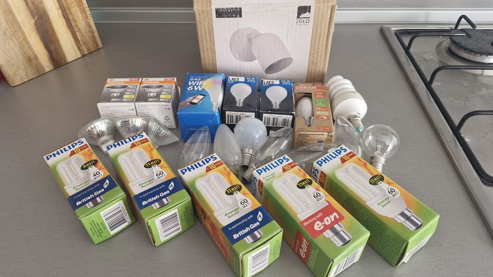 ЛОТ: Нови маркови крушки (Philips, Osram, Laes) + Смарт крушка и лампа Eglo