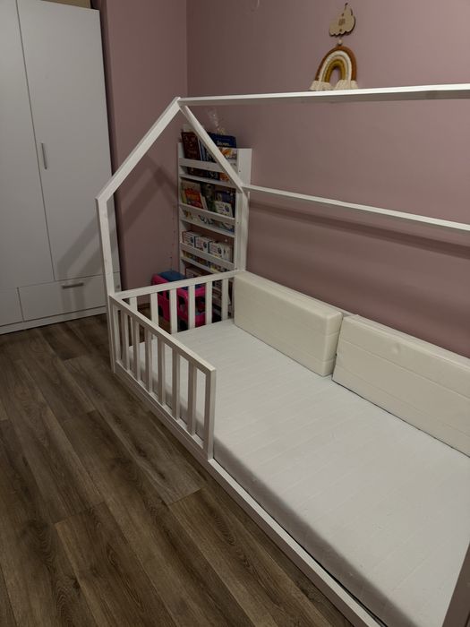 Детско Монтесори легло „къщичка“ + матрак, бяло, с предпазна преграда