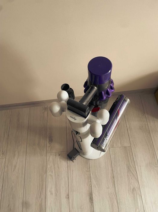 Вертикална прахосмукачка + Док станция  Dyson V10