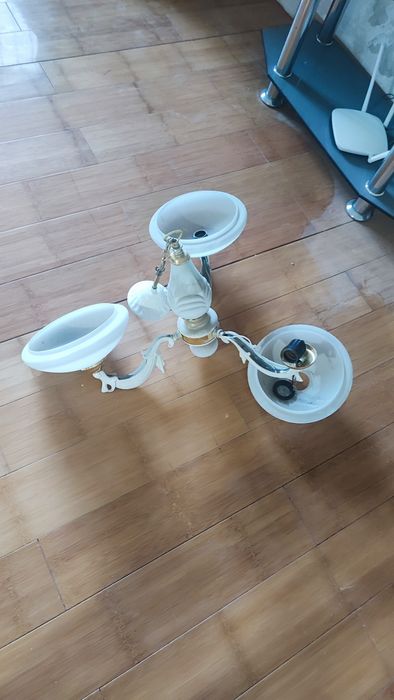 Трех плафоновая люстра