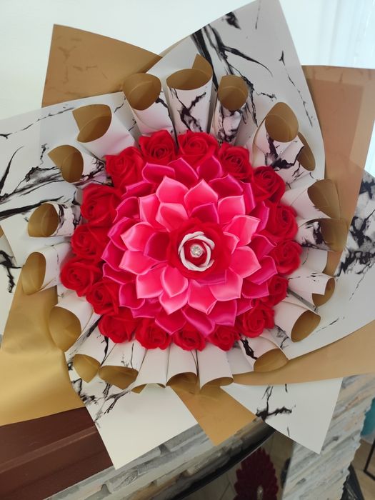 Aranjamente florale din satin