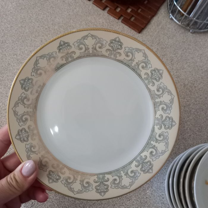 Продаю сервиз  на 12 персон посуда