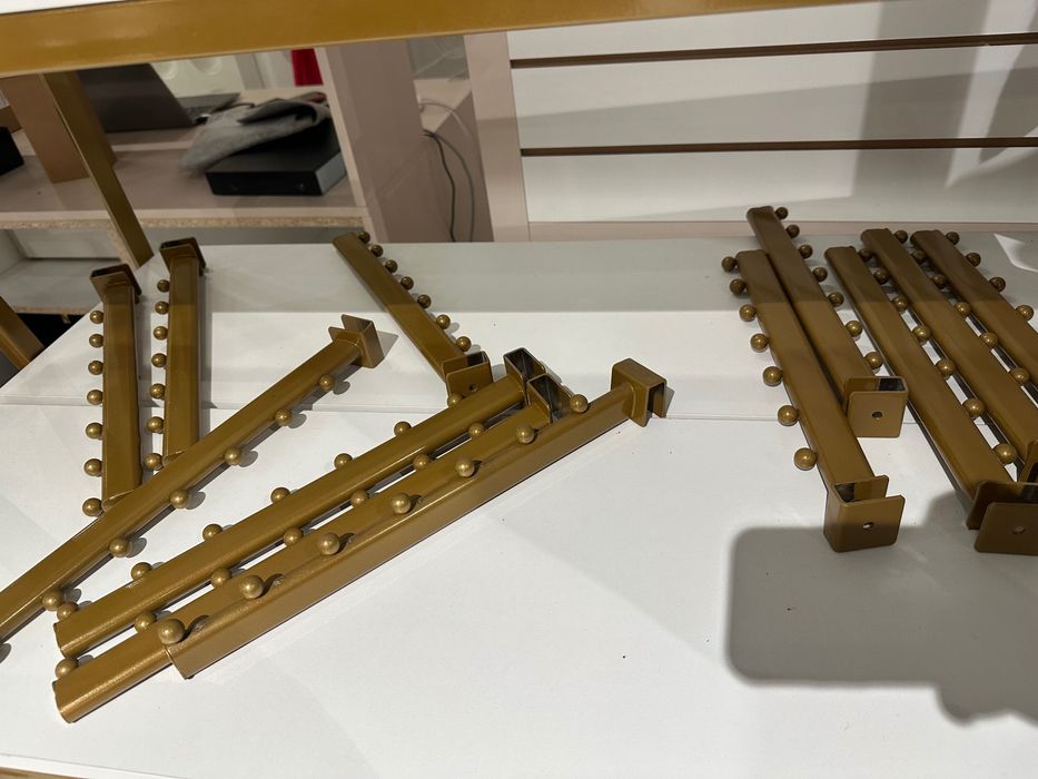 Стеллаж для магазина с вешалками