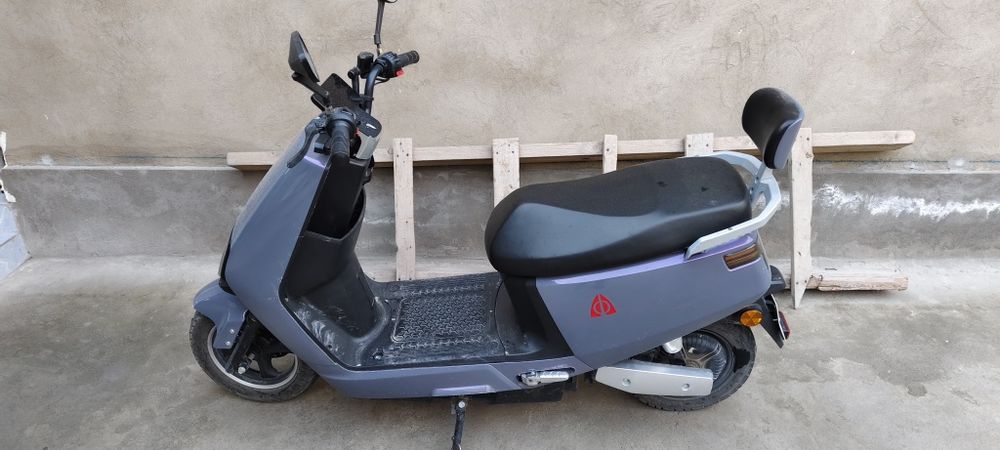 Продаётся электро скутер. QUIMOTORS 2023 год