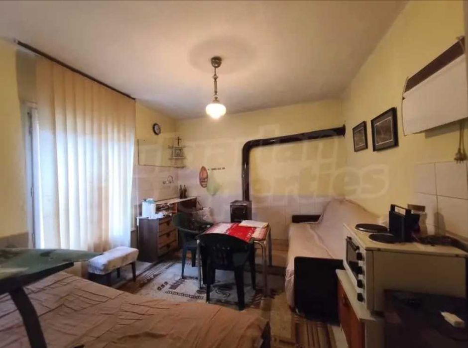 Продавам къща с двор