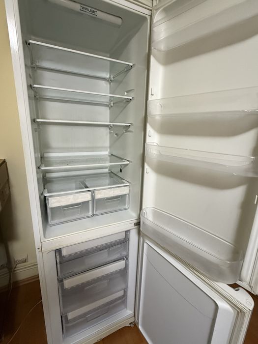 Vand frigider cu congelator - marca INDESIT