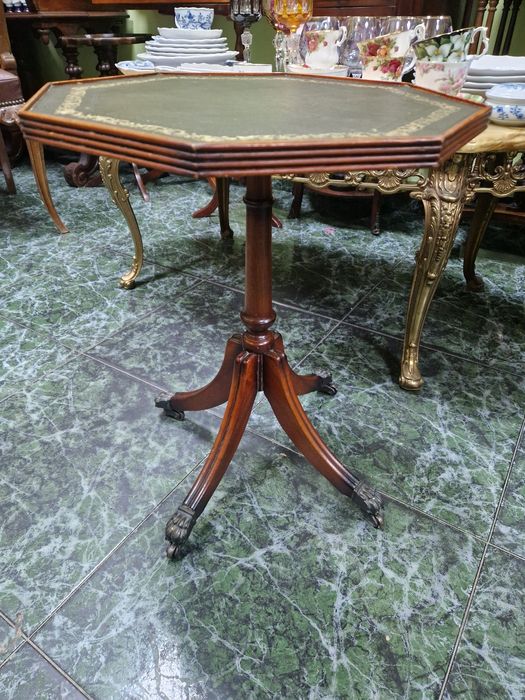 Уникална антикварна английска дървена масичка