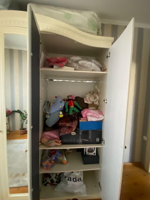 Продам срочно шкаф и тумба с Зеркалом