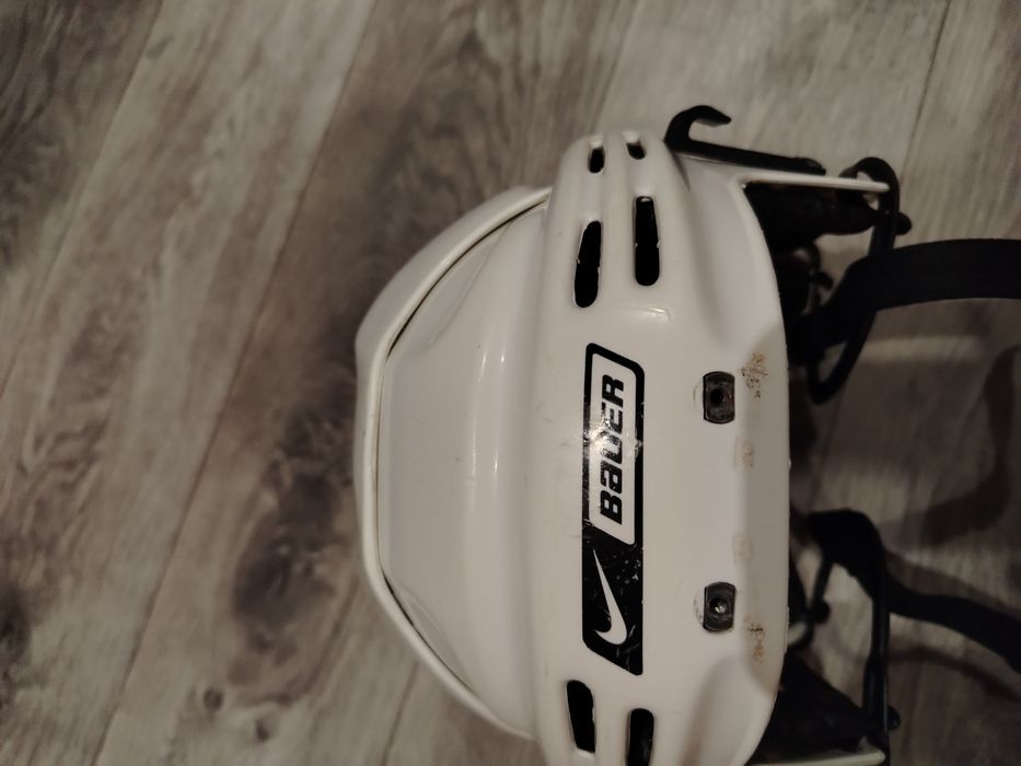 Продам Хоккейныи шлем