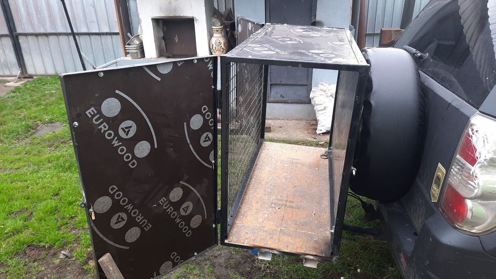 Cușcă câini mașină