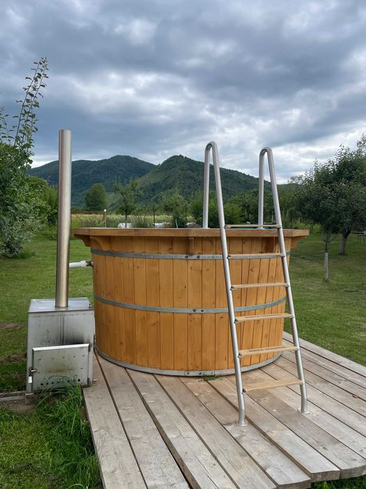 Vand ciubar nou din lemn si fibra+soba de inox pentru 10 persoane.