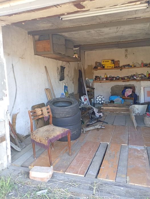 Продам гараж ДБС за гостинецой Рай