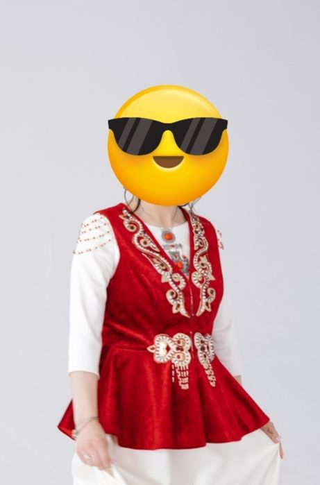 Продам Казахский национальный костюм красный велюр. Жилетка и юбка.