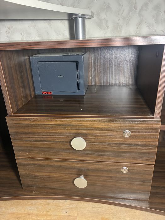 Офис Ъглово Бюро с Каса и Шкафчета