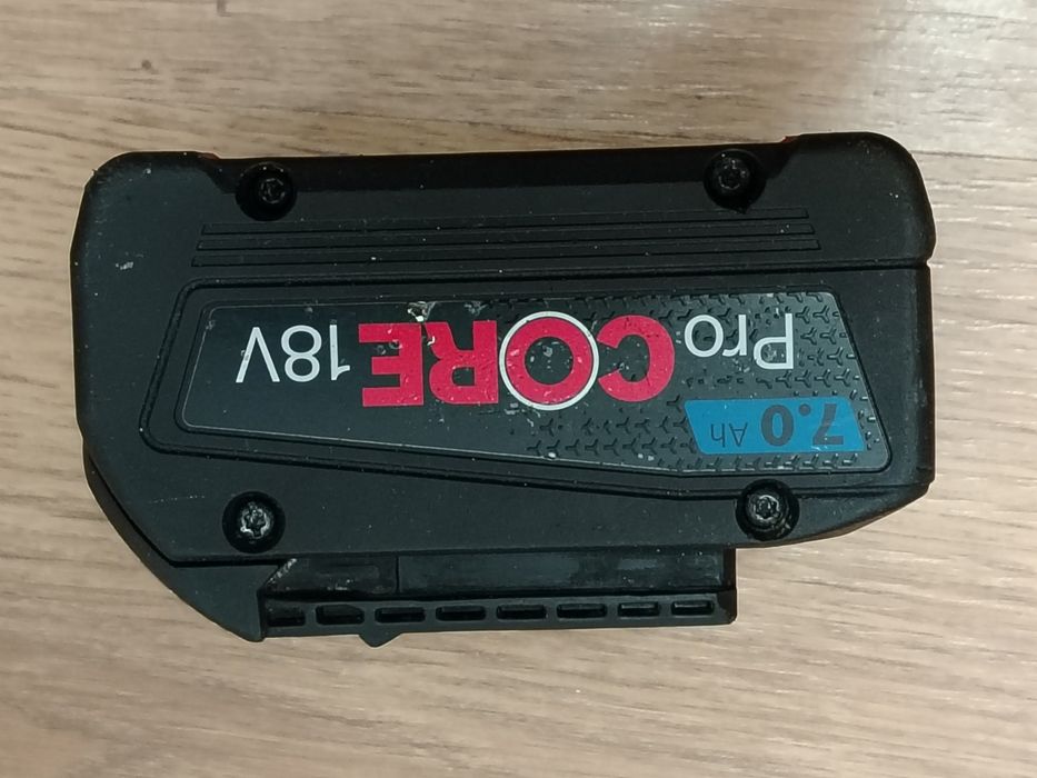 Acumulator Bosch ProCORE 18V (7.0 Ah). Este în stare foarte bună