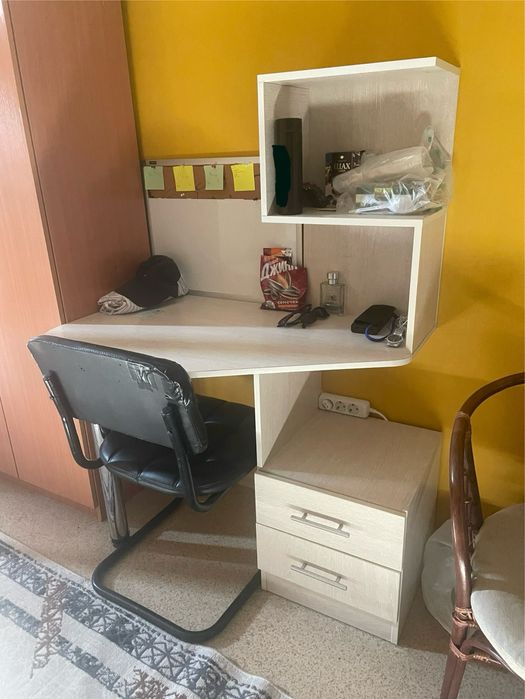 Стол с полочками в отличном состоянии