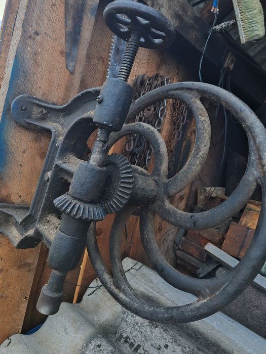 Mașină găurit manuală.