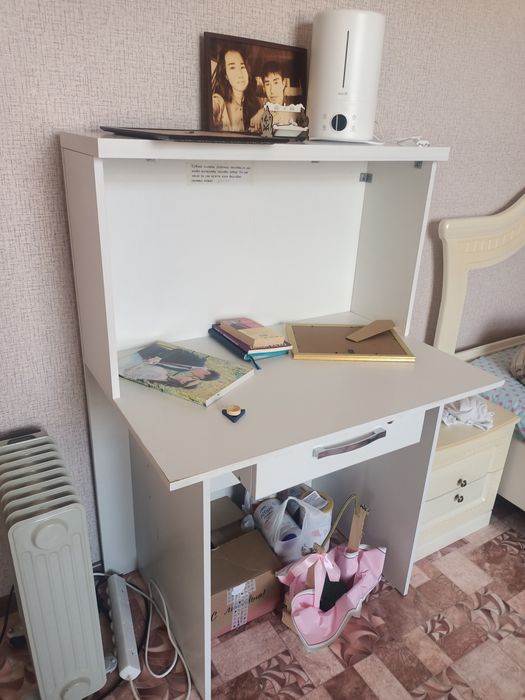 Мебель, кассовый стол и зеркало