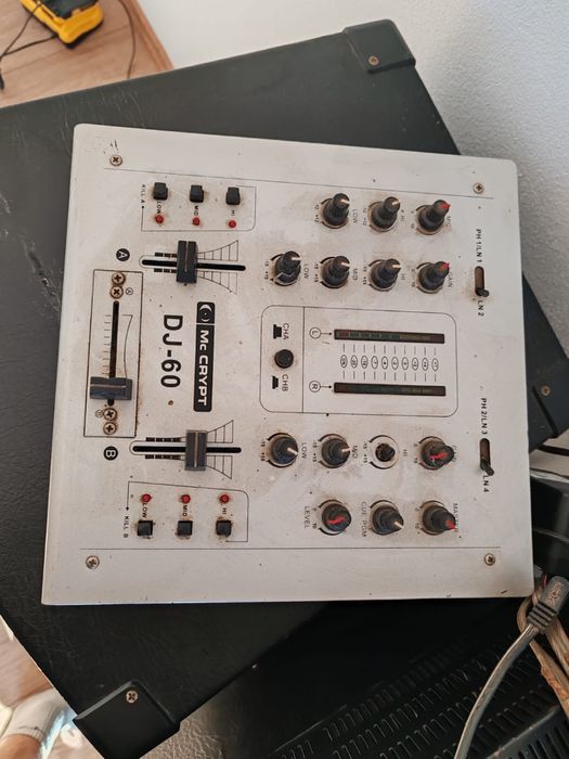Vand 2 boxe MC Crypt cu statie si mixer