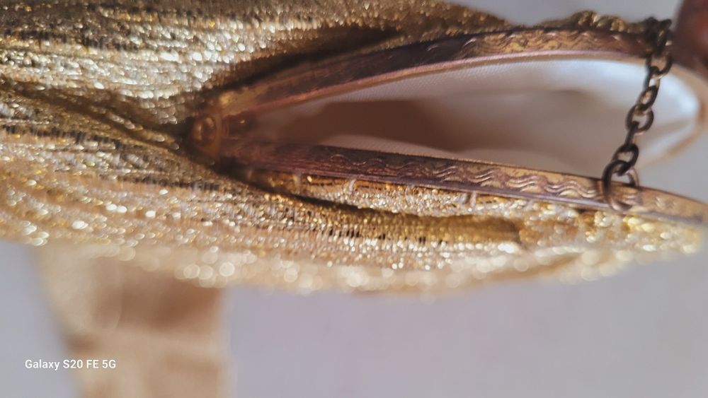 Декоративна винтидж  златиста дамска чанта и ръкавици