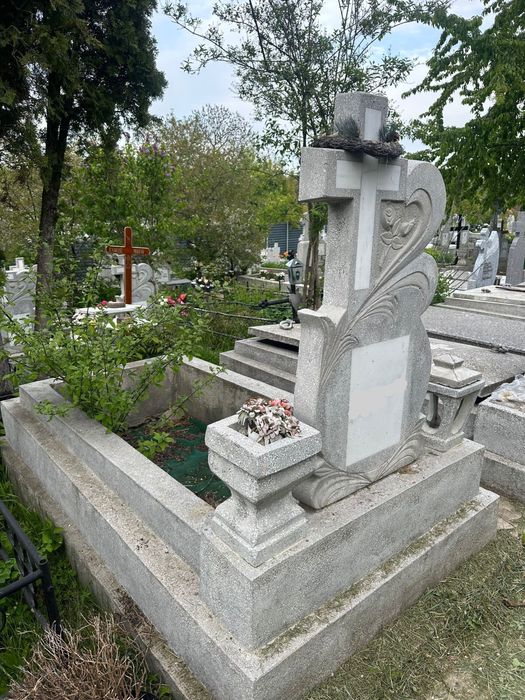 Vand loc de veci (2 persoane) la Cimitirul privat Socola Mica Bucium