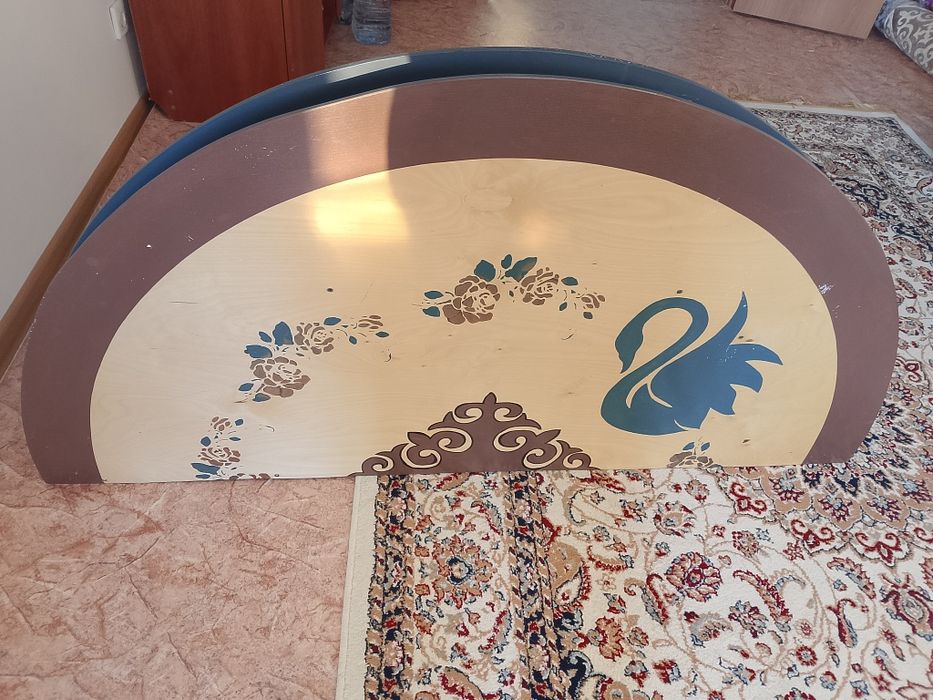 Продам  круглый стол