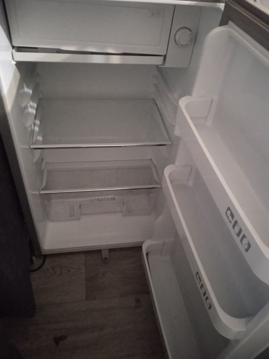 Продам маленький холодильник Artel