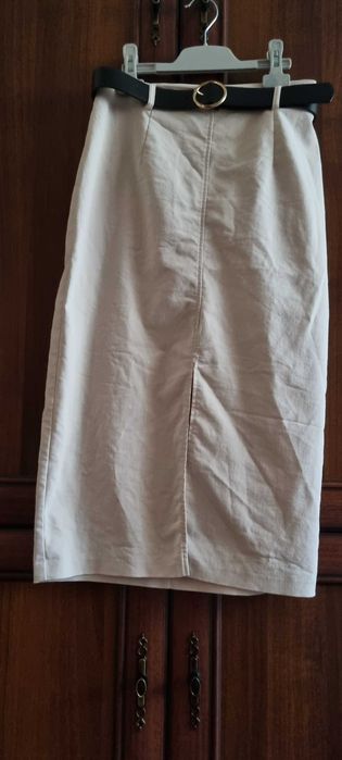 Fusta superba peste genunchi