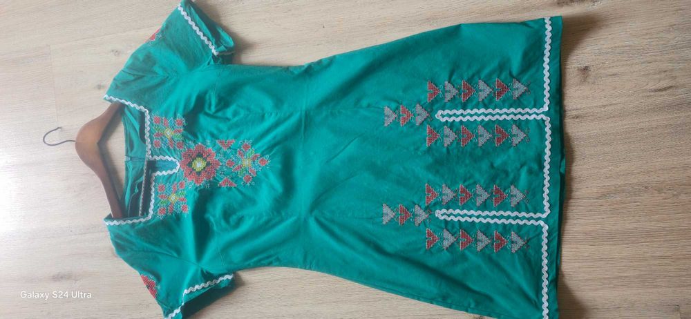 Рокля, зелена с шевица