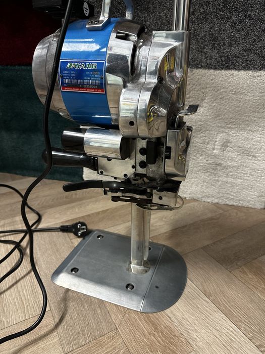 Vand Masina de croit,taiat,debitat materiale(perdele,draperi,covoare)