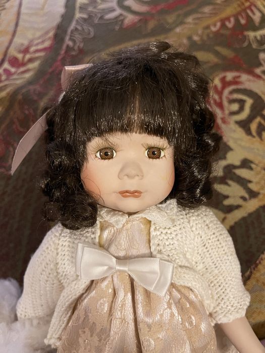 Кукла фарфоровая с мишкой !