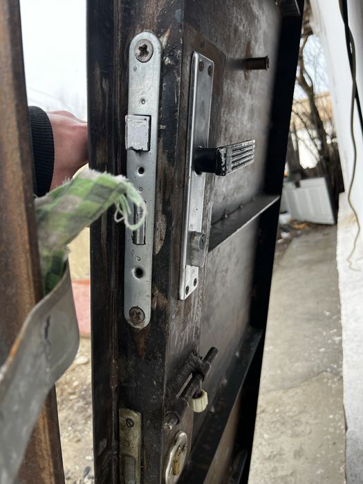 Продам железную дверь