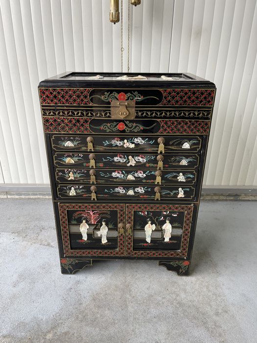 Dulapior chinezesc pentru tacamuri cu intarsii din sidef si picturi