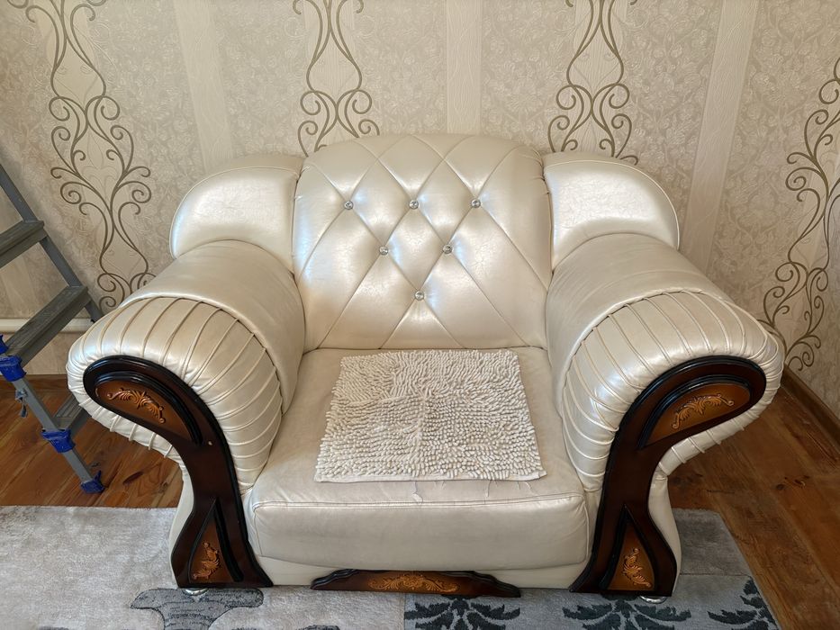 Срочно! Продам шикарное кресло и стол