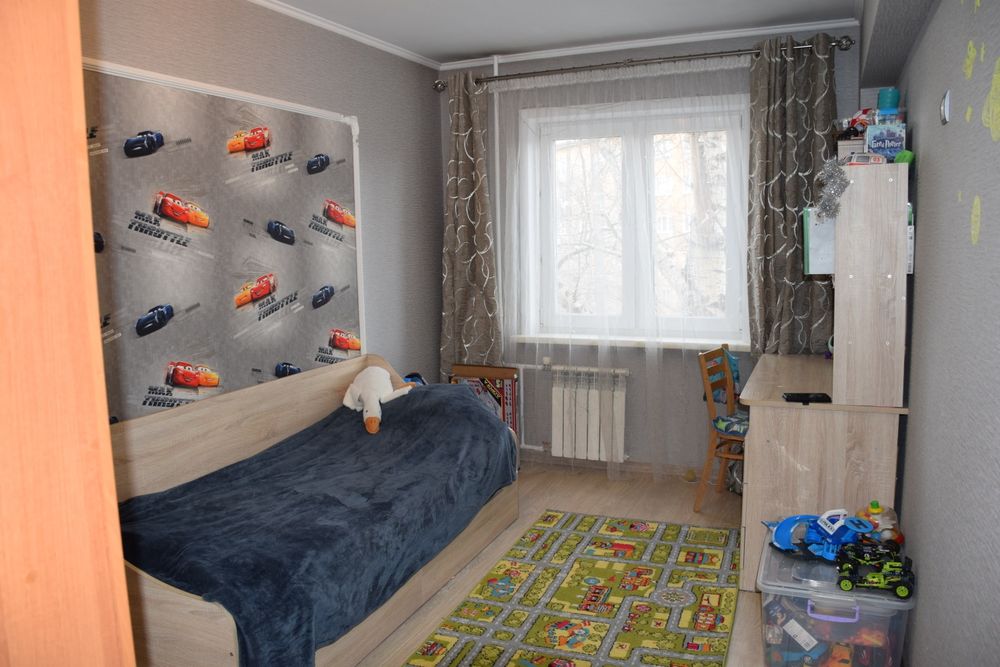 Продам стол письменный с полкой