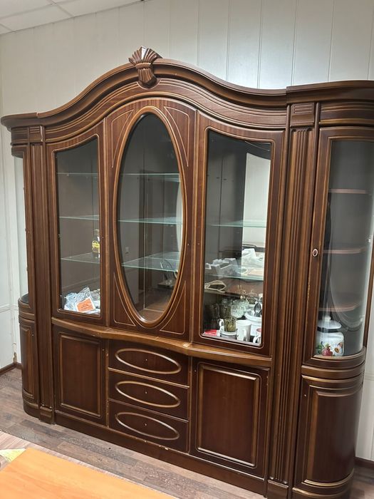 офисный шкаф и телевизор