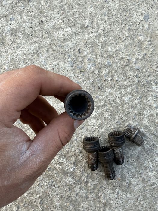 Секретни болтове за джанти с ключ – 4 броя VW