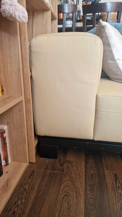 Ъглов кожен диван - запазен - следи от употреба - 600 евро