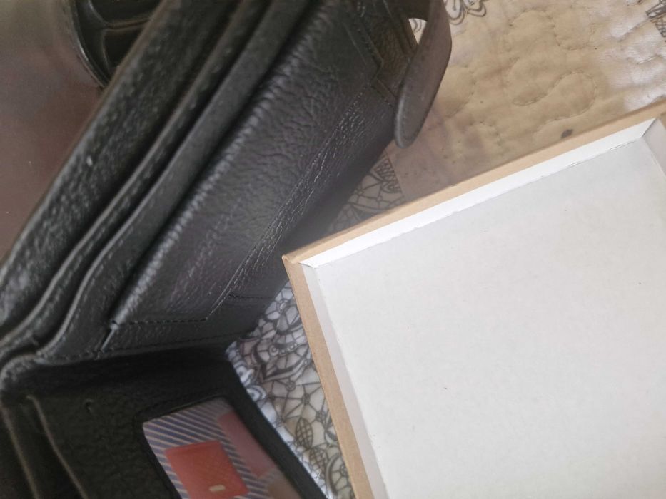 Продават се нови портфейли /калъфи за документи/