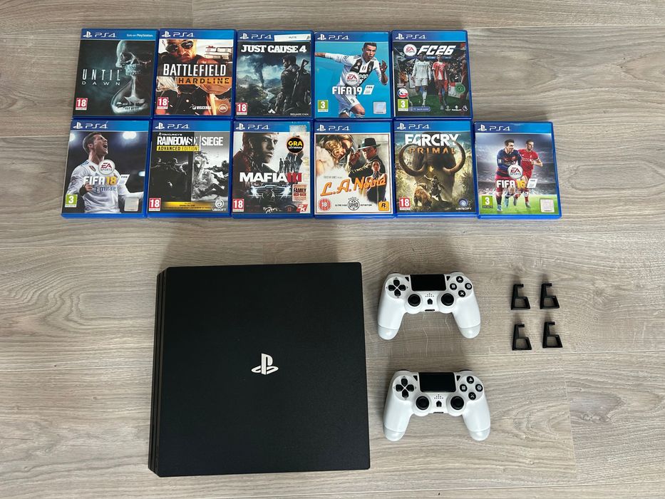 Vând PlayStation 4 PRO