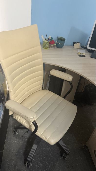 Срочно продам стол компьютерный и кресло