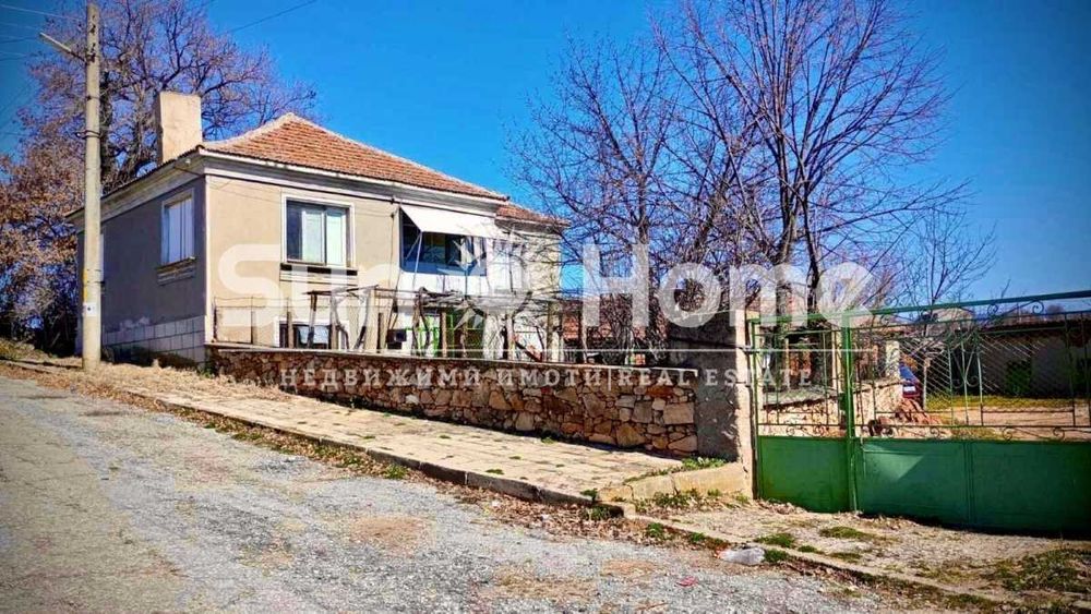Двутажна къща с голям двор и прекрасна панорамна гледка към Балкана