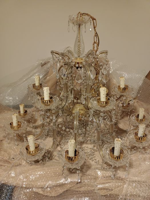 Продам хрустальную  люстру