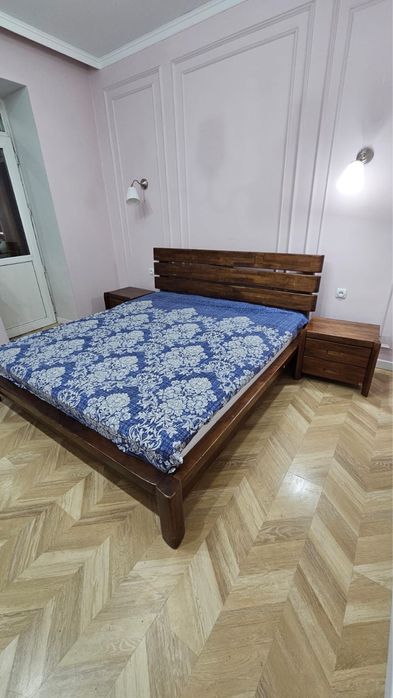 Кровать,2 тумбочки