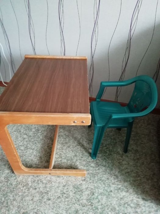 Парта школьная в хорошем состоянии